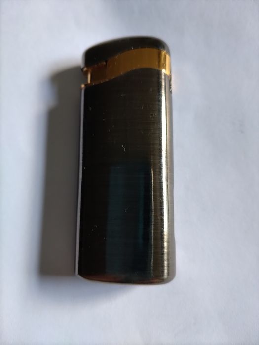 Vários isqueiros, com oferta da garrafa de gás