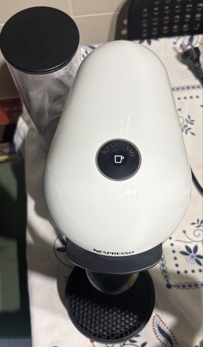Máquina café Nespresso Vertuo Plus White C