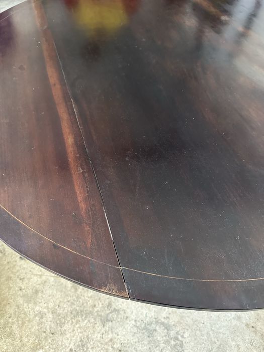 Mesa redonda de madeira