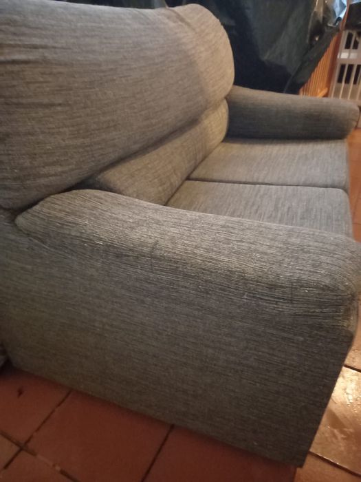 Sofa de dois lugares cinza