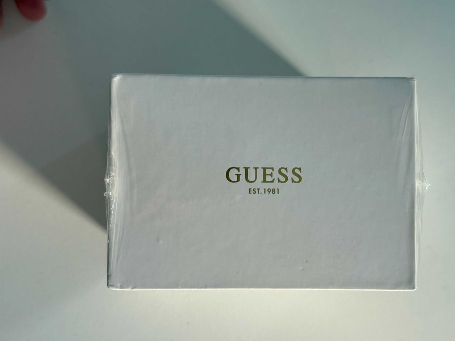Coluna de Som GUESS em Pele Nova Selada