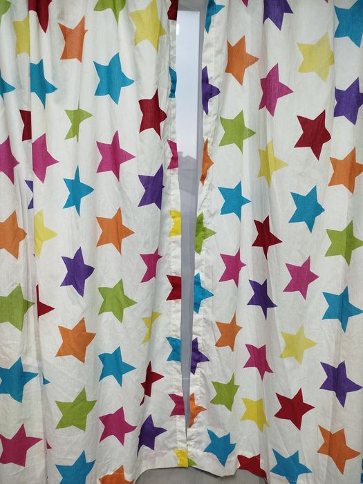 Штора с люверсами и лентой для крючков.