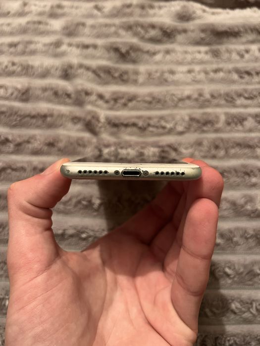 Продаю IPhone 7 Silver