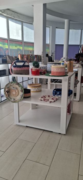 Balcão e estantes de loja comercial