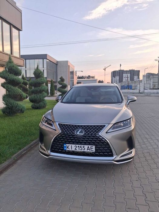 Обміняю преміальний гібрид на інше авто, нерухомість.