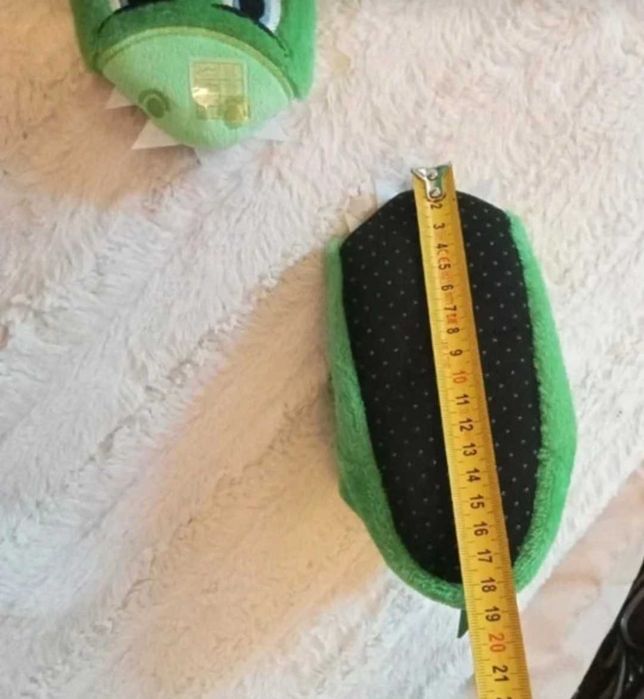 Fato de t-rex e pantufa