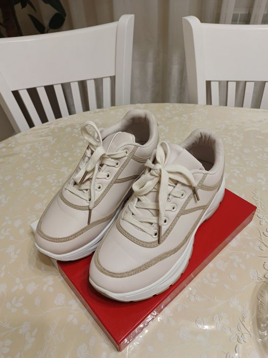 Кросівки жіночі. Б/у.