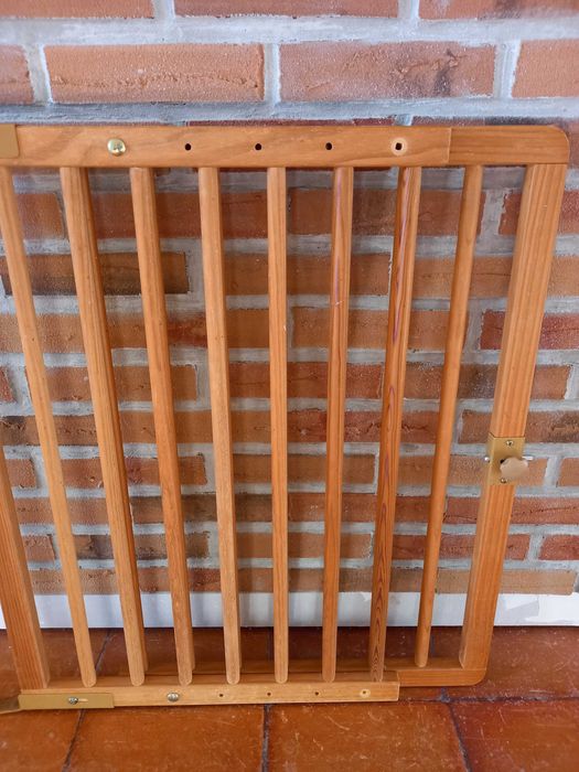 Barreira de proteção em madeira para escadas extensível