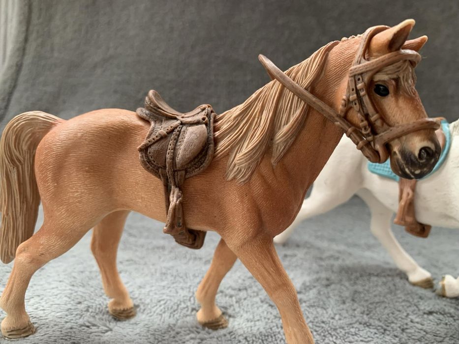 Konie Schleich 3 sztuki  + dwóch jeźdźców