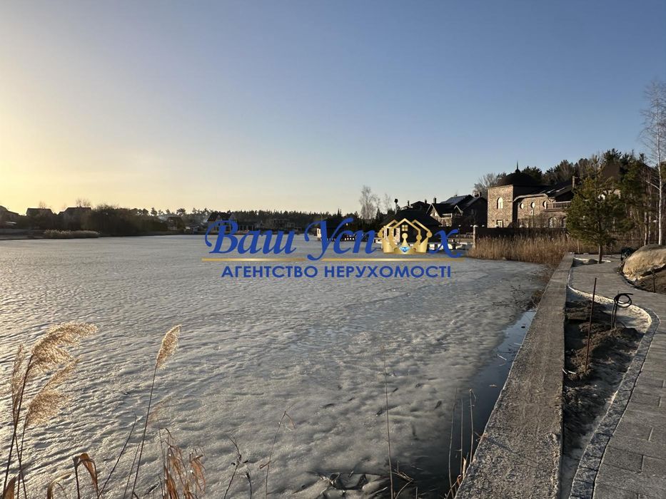 Продажа современного дома в  селе Козин с выходом на реку.