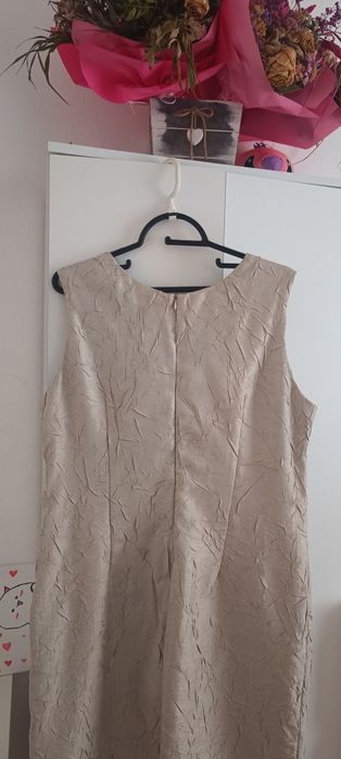 22. Sukienka Mona L beżowa dla osoby starszej elegancka