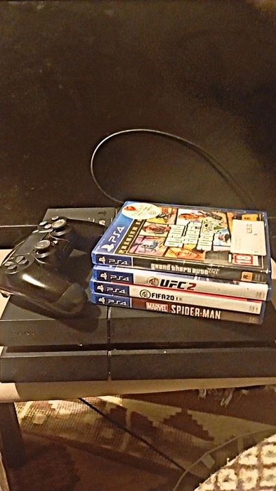 PS4 c/comando e 7 jogos