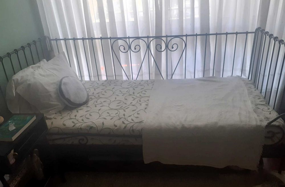 Cama em ferro 200 x 90 em perfeito estado