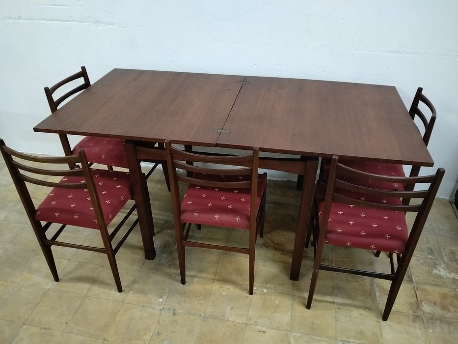 Mesa com 5 cadeiras