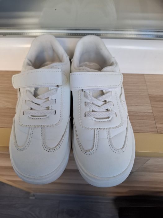 Дитяче взуття на дівчинку