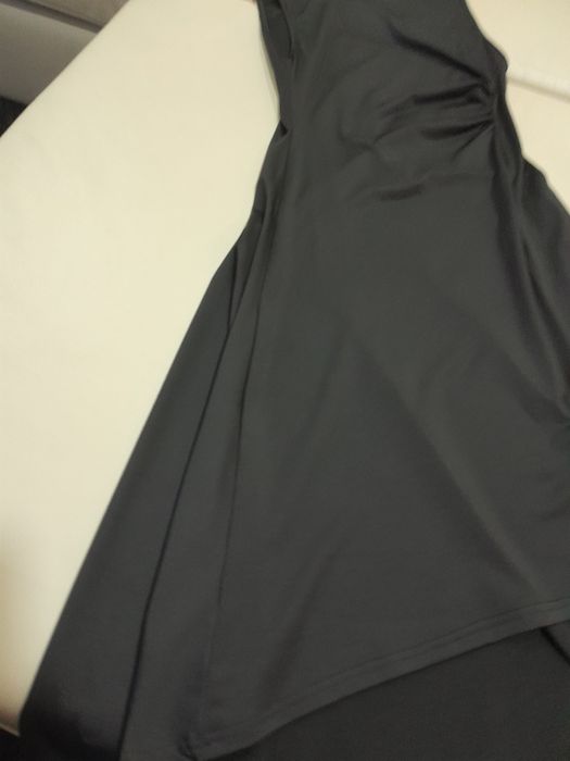 Vestido sem manga assimetrico no comprimento