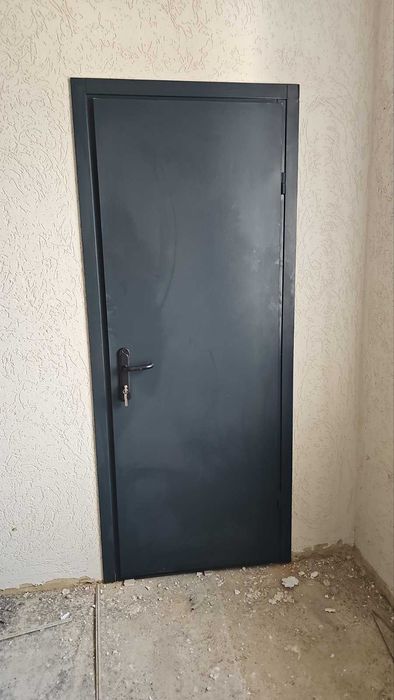 Двери входные уцененные новые.
