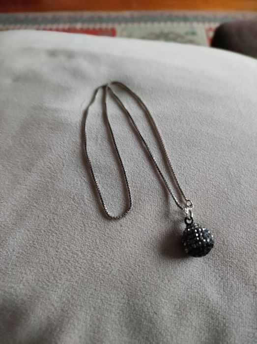 Fio de prata com berloque