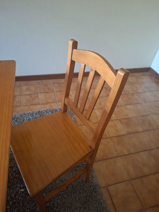 Mesa e cadeiras de madeira