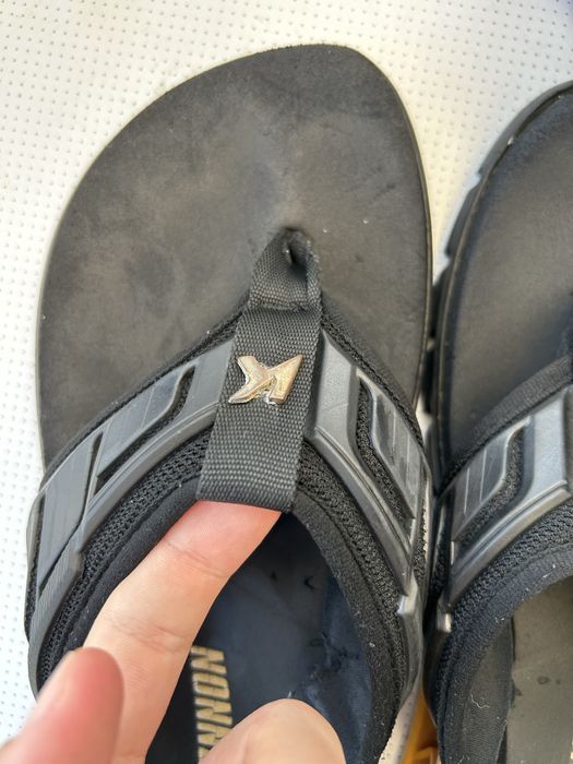 Chinelo kenner L7 dourado e pretl