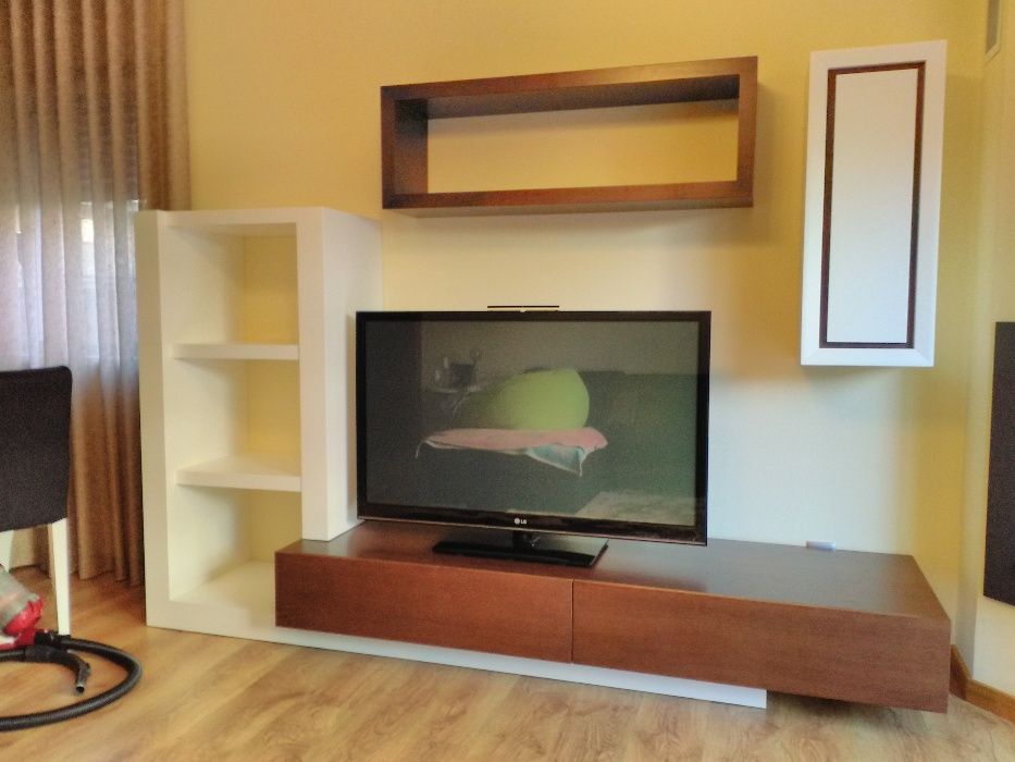 Movel TV em Nogueira com inox dourado Fabricantes