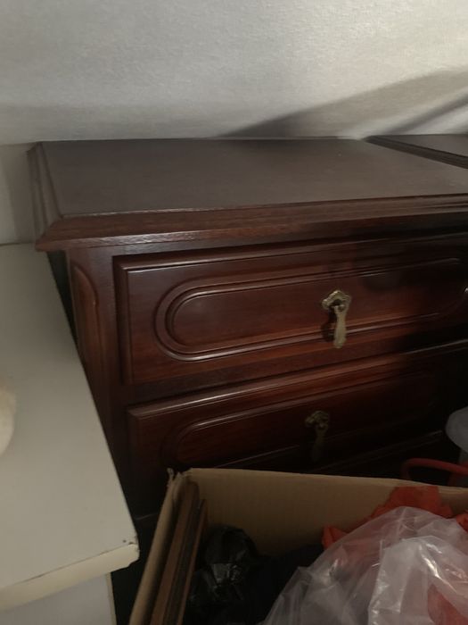Cama de casal e duas mesas cabeceira