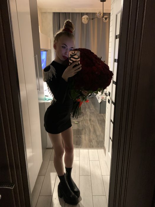 Пропоную послуги моделі для одягу або квітів або зняття контенту