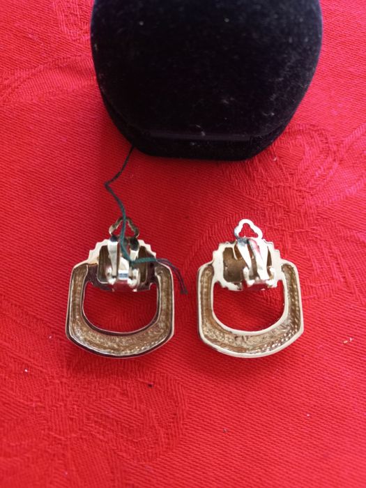 Conjunto de brincos dourados com brilhantes  marca Shock