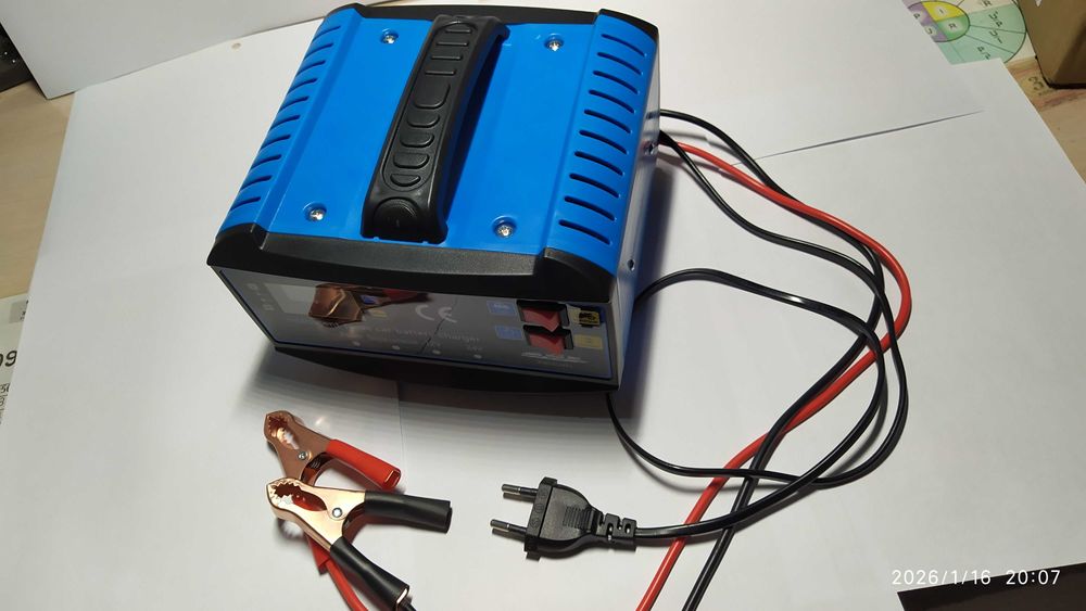 Автомобільний зарядний пристрій