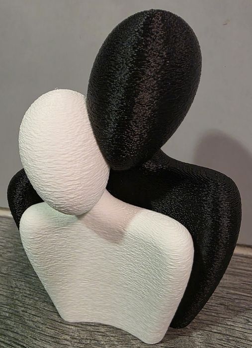 Escultura decorativa moderna “Casal Abraçado” – Preto e Branco