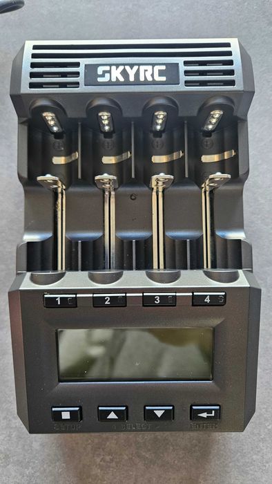Carregador de pilhas inteligente SkyRC MC3000