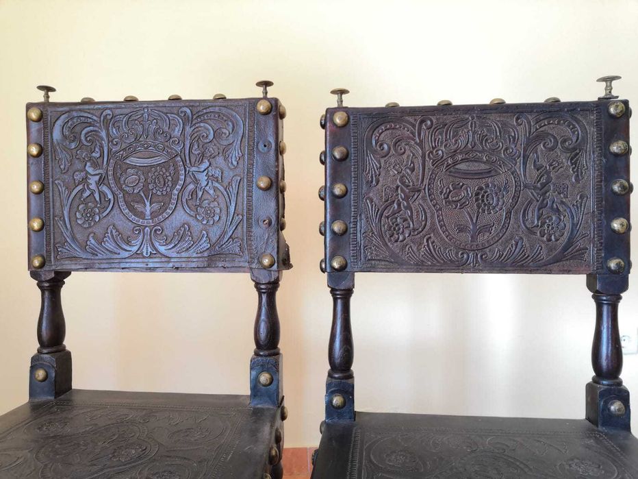 Antiguidades - Vendo Conjunto Cadeiras Couro Preto Séc. XVII