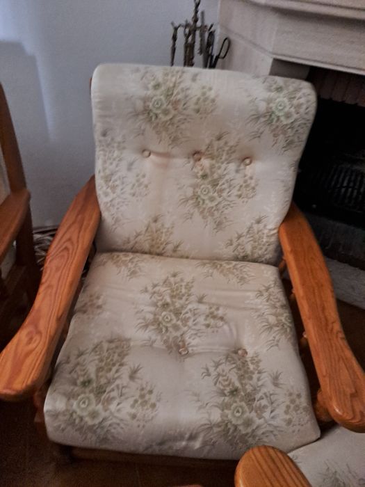 Conjunto de 4 sofás, 1 de 3 lugares que faz cama e 3 individuais