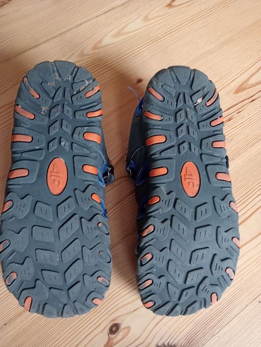 Sandały 4F rozmiar 36 kryte pełne