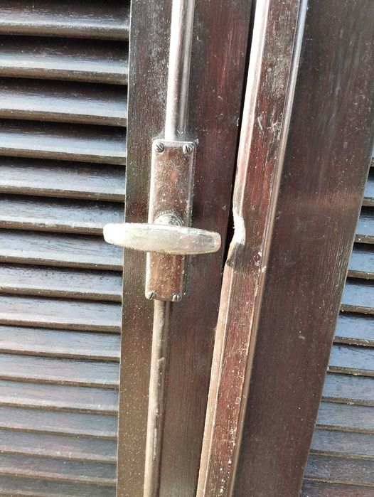 Portas/ Portadas Venezianas de Madeira