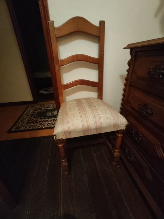 Cama, cómoda, espelho e cadeira