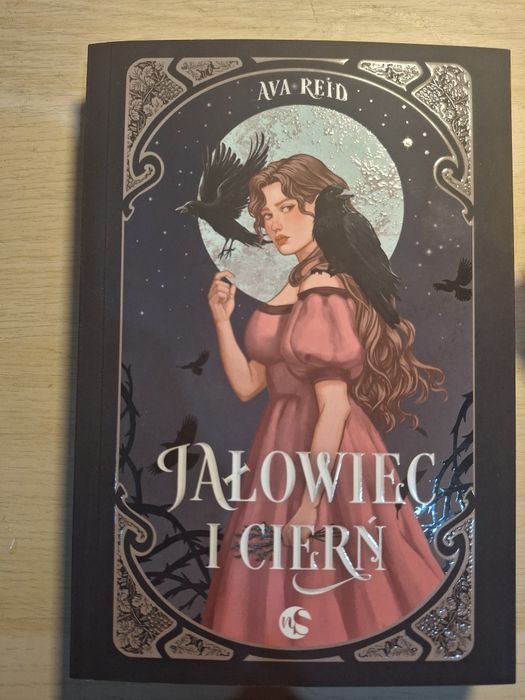 Jałowiec i czerń Ava Reid
