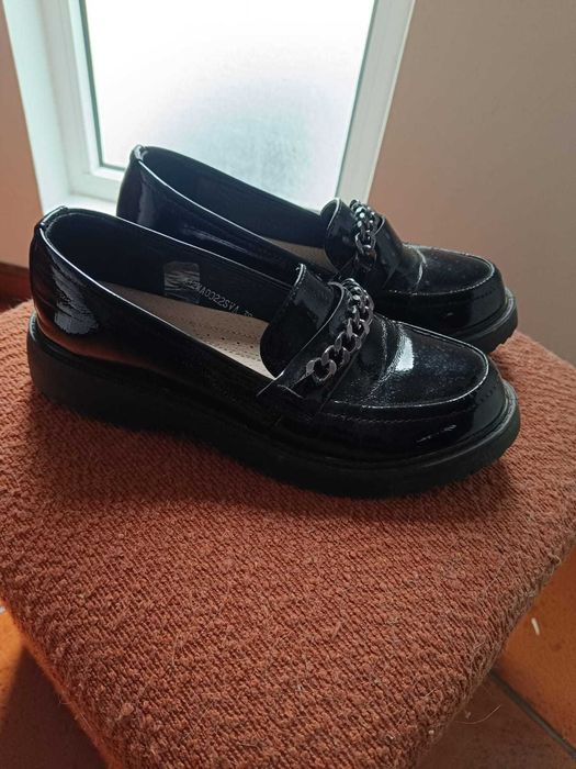 Sapatos e botas como novos