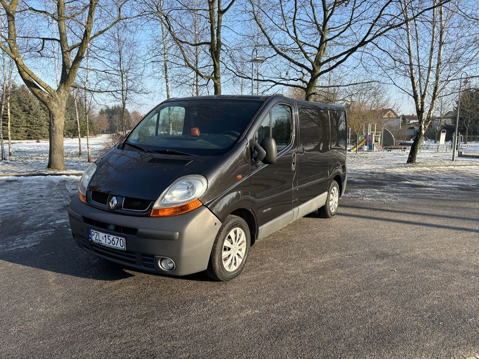 2002 bus Renault Trafic z regałami