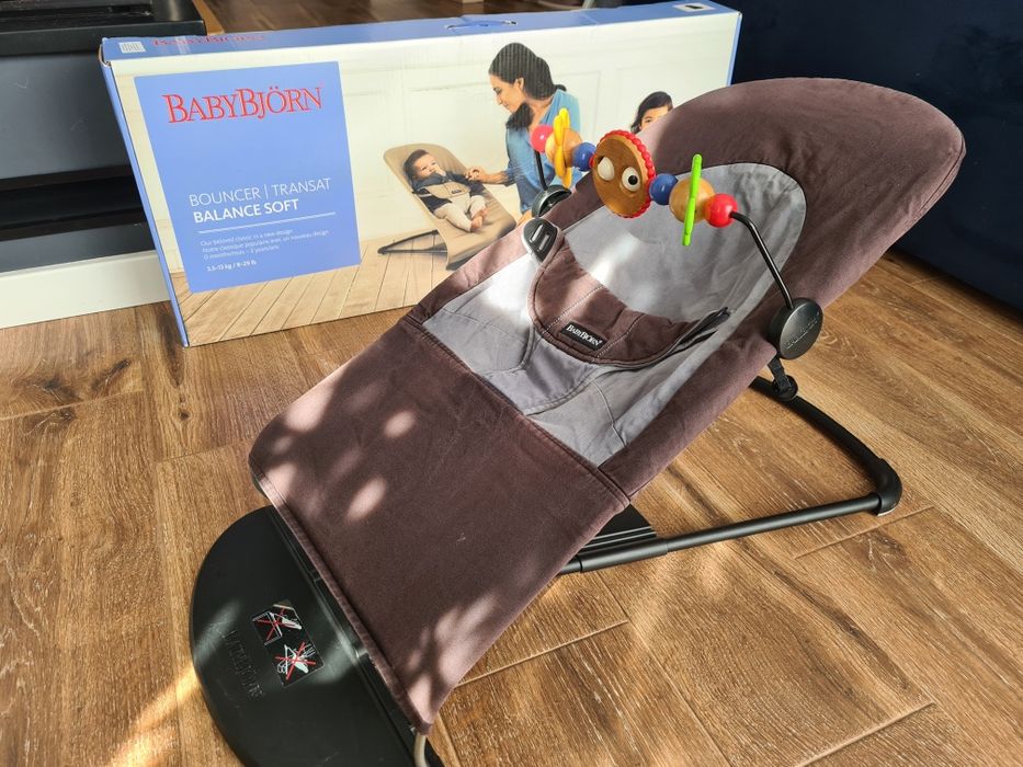 Leżaczek bujaczek Baby Bjorn  plus zabawka