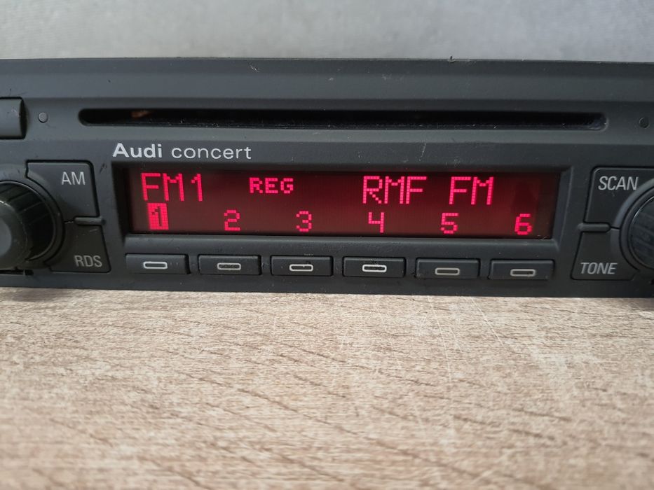 Radio samochodowe Audi Concert II płyty CD, A6 C5, TT, A2, A3 8L + kod 22cm Zadbane 4B0 Chowane gałki