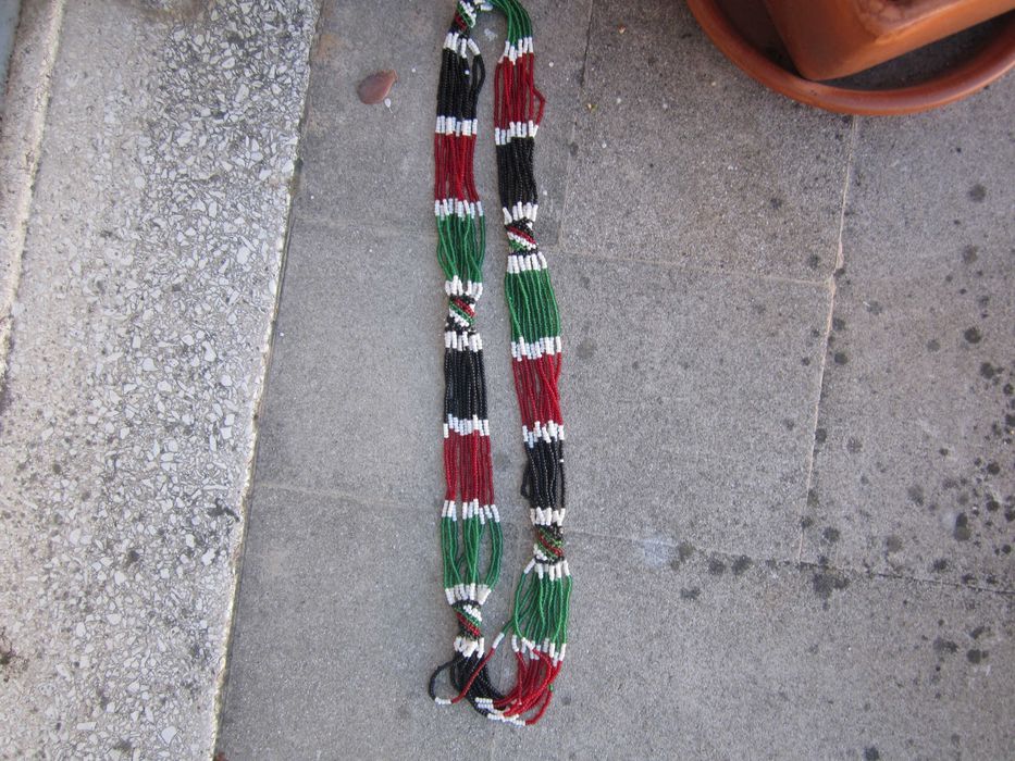 Colar Maasai Quénia, várias camadas com missangas vibrantes em vermelho, preto, branco e verde