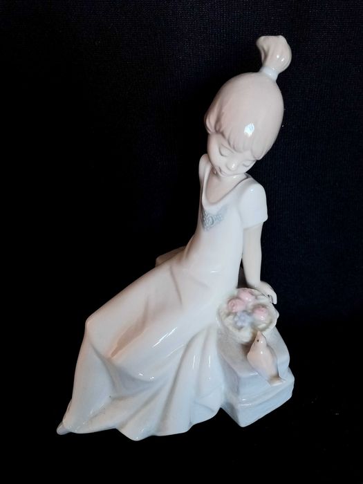 Фарфоровая статуэтка NAO Lladro, дефект, читайте описание.