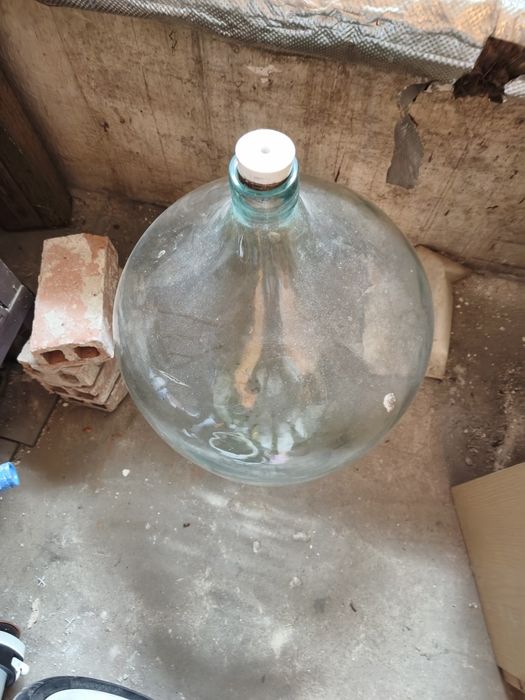 Szklany balon, znany również jako gąsior, baniak lub butla na wino.