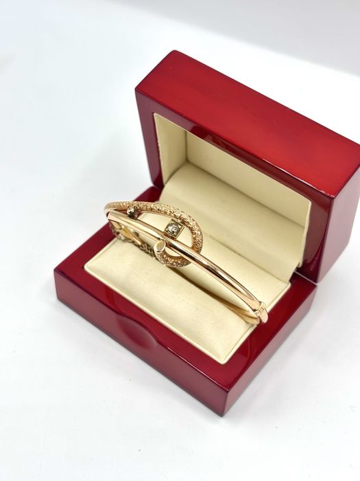 Złota sztywna bransoletka z diamentem