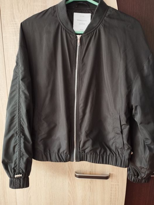 Czarna bomberka House XS/S – must-have ze ściągaczami