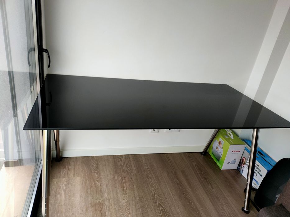 Mesa escritório robusta com tampo vidro escurecido
