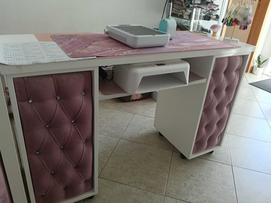 Balcão de recepção e mesa de estética