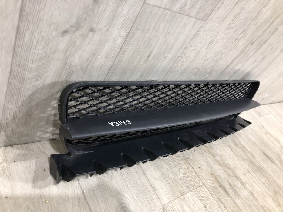 Бампер передний Решетка средняя Volvo C70 2 ( 2006 - 2010 г.) решітка