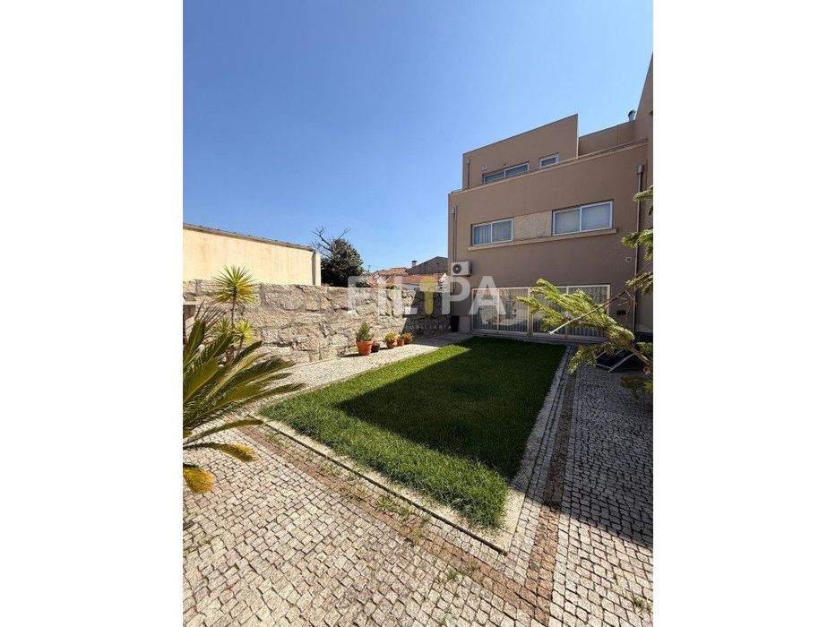 Moradia T5 com espaço exterior - Maia